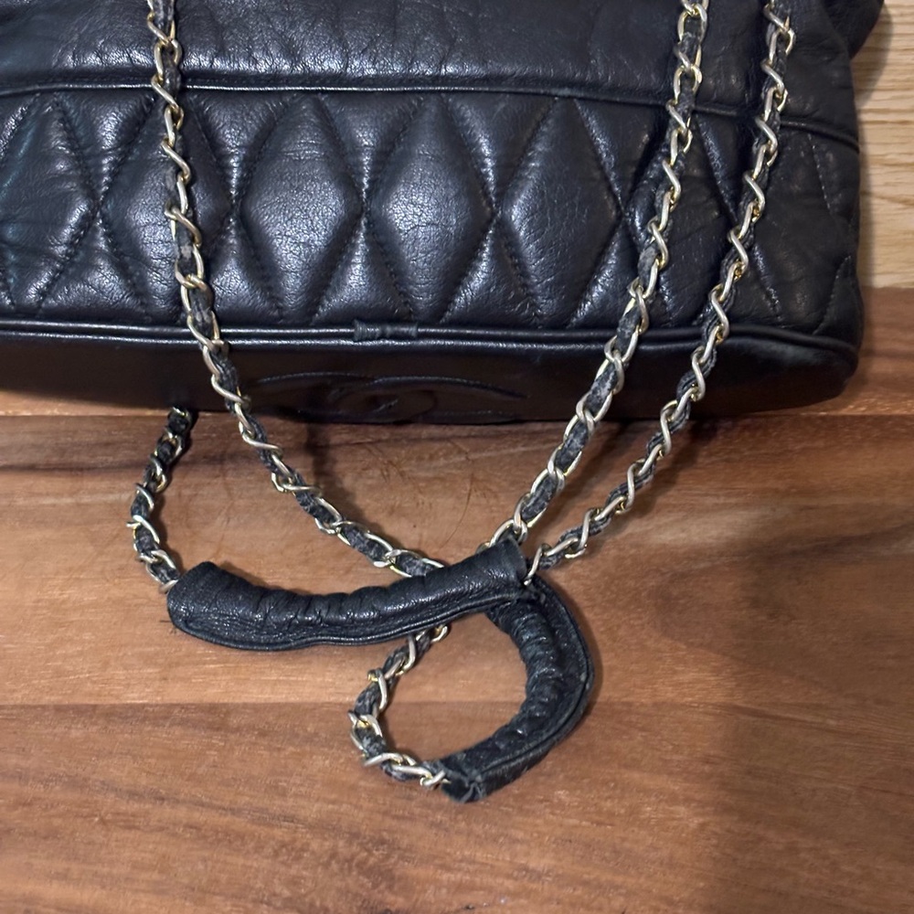 CHANEL Black Leather Shoulder Bag - Picture 6 of 11